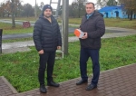 В брянском поселке Комаричи в сквере устанавливают камеры видеонаблюдения