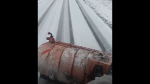В Карачевском районе расчищают дороги от снега