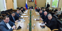 Губернатор Брянской области Александр Богомаз смотрит прямую линию Президента Путина - Газета Заря