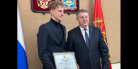 Богомаз вручил брянскому чемпиону мира по плаванию Бородину денежный сертификат - Газета Заря