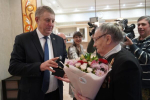Губернатор Брянской области Александр Богомаз вручил медаль «80 лет Победы» Заслуженному мастеру спорта СССР Людмиле Самотесовой