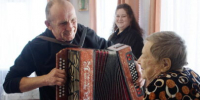 Под мелодию «Катюши» вручили медали ветеранам в Климовском районе Брянщины - Газета Заря