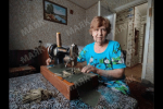 82-летняя мастерица из Брянской области шьёт маскхалаты «Леший» для военных